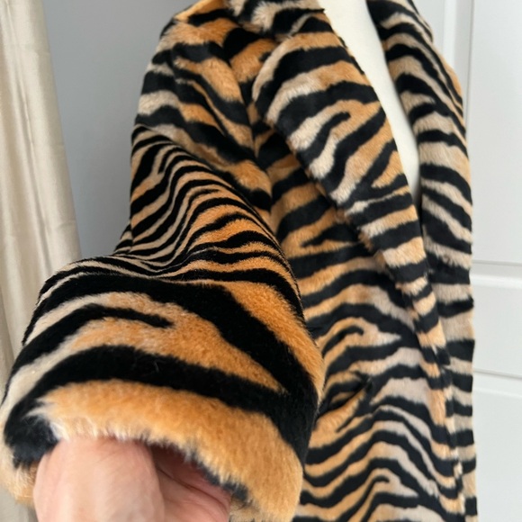 Nasty Gal Black and Tan Tiger Print faux fur coat - Picture 4 of 10